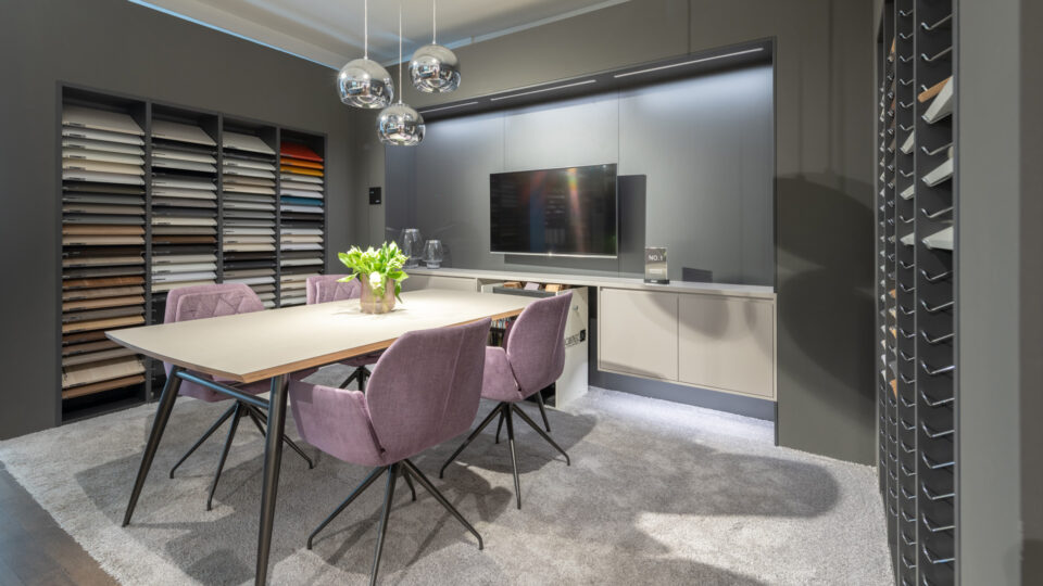 STEFFL | Das Küchenzentrum Schauraum, Besprechungsraum mit großer Materialbibliothek