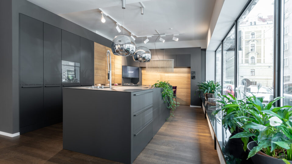 STEFFL | Das Küchenzentrum, Schauraum im Eingangsbereich des Geschäfts vor dem Schaufenster.