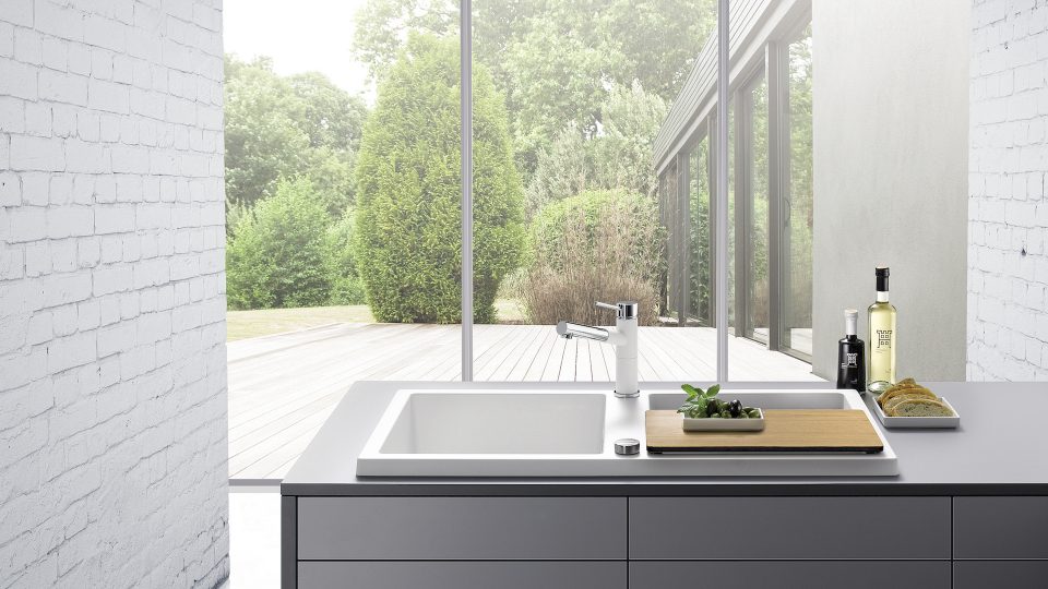 schwarze Insel mit weißer Spüle