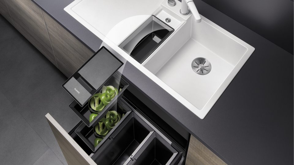 Spüle und Armatur in weiß, Arbeitsplatte schwaz