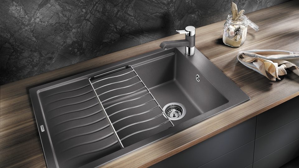 Spüle in schwarz, schwarze Küche, Arbeitsplatte Holzoptik