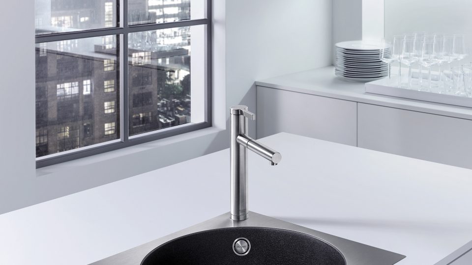 Küche in weiß, Kücheninsel, Spüle