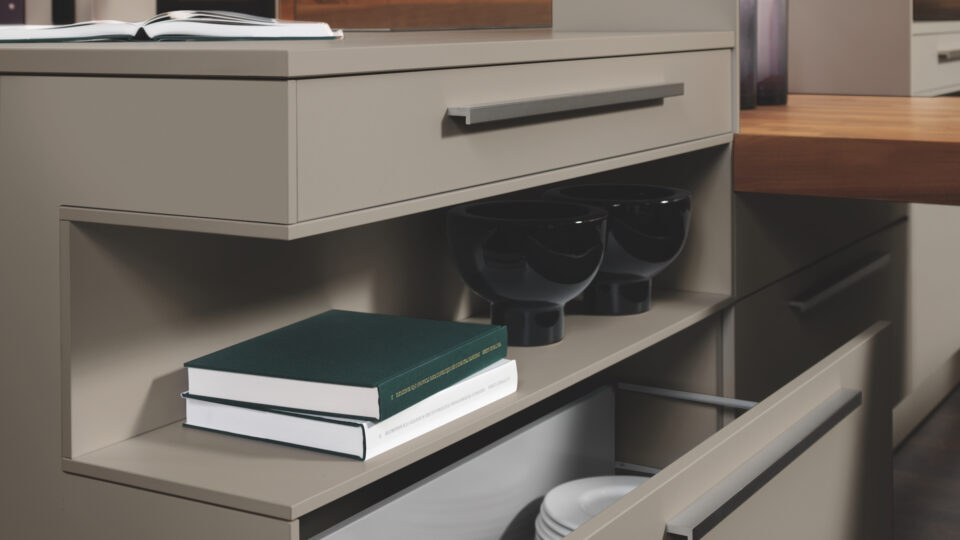 EWE | Ultima, Detailansicht, Schubladen und dekoratives Regal