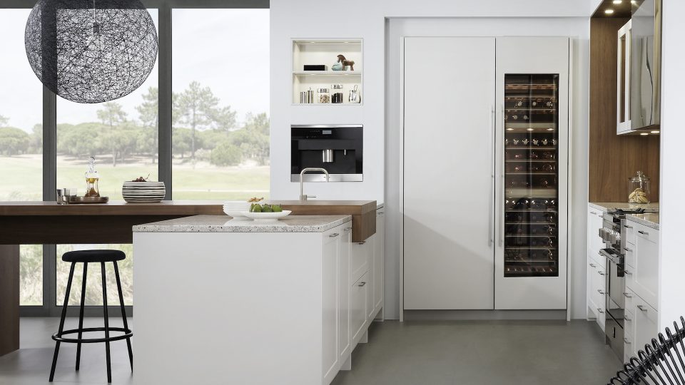 LEICHT | Designküche - Carre FS Topos, seitliche Ansicht, weiße Fronten, Insellösung, Holzdetails, Weintemperierschrank. Stell Das Küchenzentrum.