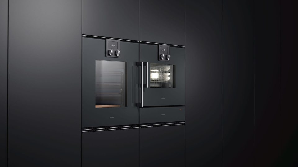 Bild von einem Gaggenau Ofen und Dampfgarer in den Farben schwarz (Küchenfronten ebenfalls schwarz)