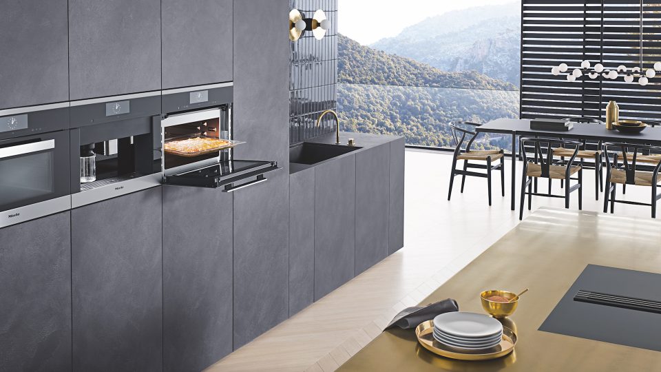 Bild einer Küche mit drei Miele Einbaugeräten