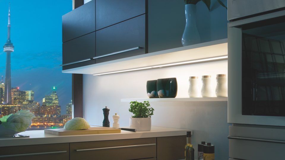 Bild und Detailansicht indirekter Beleuchtung in der Küche
