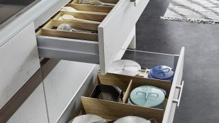 Zur Innenausstattung   > LEICHT | Topos Concrete, Detailansicht, Schubladeneinrichtung