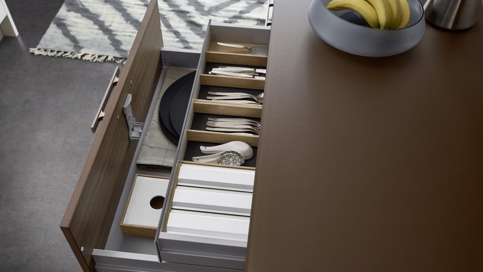 LEICHT | Topos Concrete, Detailansicht, Besteckschublade