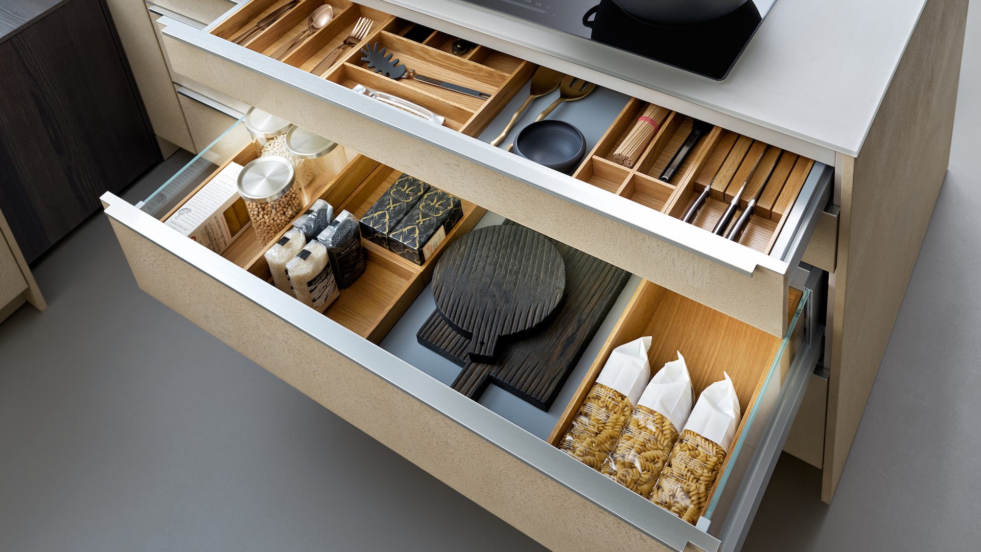 Leicht Küche Wien, Auszugschrank, Farbe beige