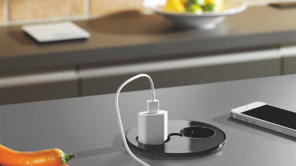 Steckdoseneinsatz in der Kücheninsel