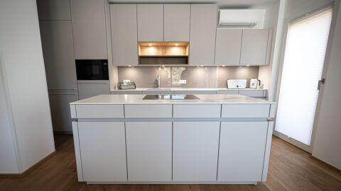 Referenzküche vom Küchenzentrum Steffl Marke LEICHT Modell Avance grifflos Lackküche in Mohair mit Glasrückwand glänzend