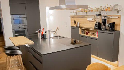 Kundenküche vom Küchenzentrum Steffl Marke LEICHT Modell Primo supermatt Lackküche dunkelgrau