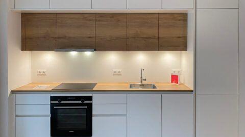 Referenzküche vom Küchenzentrum Steffl ewe Modell Nuova GL grifflos in Weiß mit Eiche Siemens Geräte und Blanco Spüle