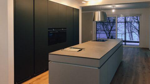 Referenzküche LEICHT Avance in den Farben carbongrau und mohair