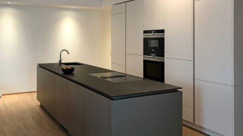 Projekt vom Küchenzentrum Steffl Marke LEICHT Modell Contino grifflos mit Supermatt beschichteten Fronten in Mohair und steingrau, Siemens Geräte, Blanco Spüle und Armatur