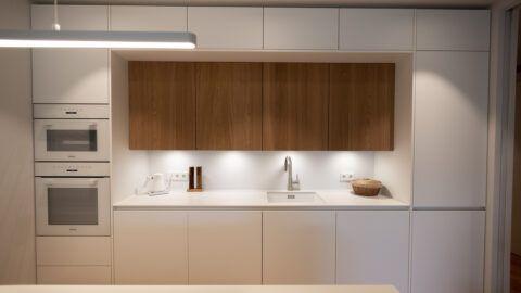 Küchenstudio Steffl Referenzküche LEICHT Modell Contino in weiß matt lackiert, Echtholzfront Eiche furniert, Miele Geräte weiß