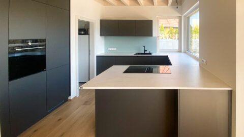 Wohnküche Referenz vom Küchenzentrum Steffl LEICHT grifflos Modell Contino, dunkelgrau supermatt mit Siemens Geräten