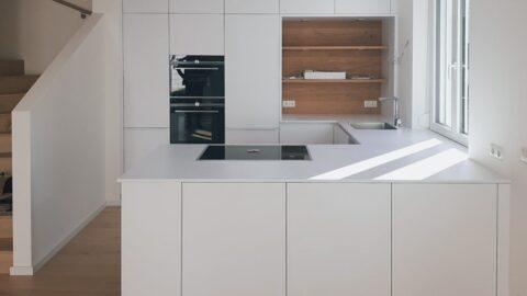 Referenzküche LEICHT Ceres in firnweiß Regalelement in Eiche furniert