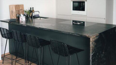 Referenzküche LEICHT Modell Ceres in Platingrau und Carbongrau mit Siemens Einbaugeräten, Bora Kochfeld, Kochinsel mit Natursteinarbeitsplatte und Wange