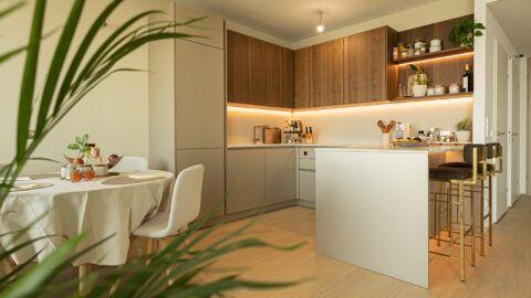 Designküche Kundenprojekt Küchenzentrum Steffl Marke ewe kombiniert mit LEICHT, Fronten Sahara metallic und Nußholz, Arbeitsplatte Naturstein Tajmahal, Ansicht 2