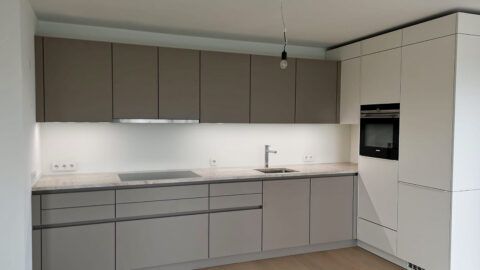 Küchenprojekt LEICHT Modell Contino mit Natursteinarbeitsplatte und satinierter Glasrückwand