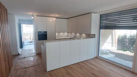 Küchenprojekt Steffl mit Kochinsel und Bar, Marke ewe Modell Nuova GL in weiß matt, hochgestellter Backofen von Siemens