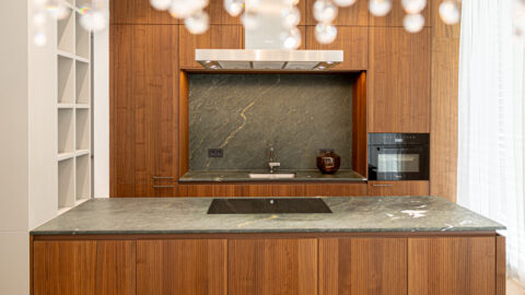 Kundenküche LEICHT mit Holzfronten BOSSA dunkel